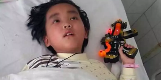 Kleiner Held: Todkranker Junge opfert sich, um seine Mutter zu retten.